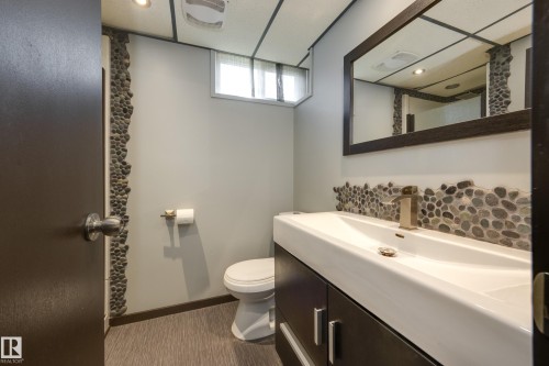 8003 136 Avenue Nw, Edmonton, AB - Indoor Photo Showing Bathroom