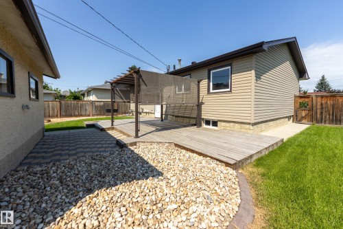 8003 136 Avenue Nw, Edmonton, AB - Outdoor