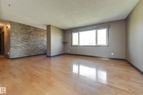 8003 136 Avenue Nw, Edmonton, AB - Indoor Photo Showing Other Room