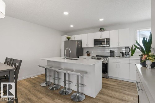 24 Jensen Gate, St. Albert, AB - Indoor Photo Showing Kitchen With Upgraded Kitchen