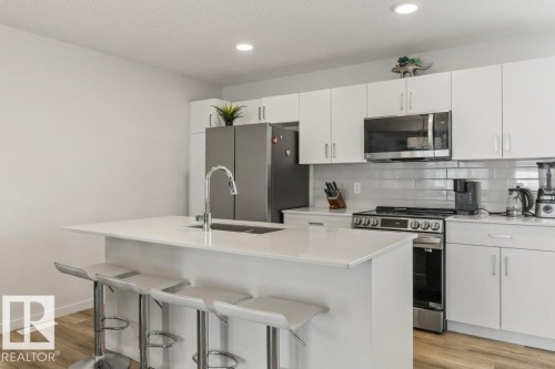 24 Jensen Gate, St. Albert, AB - Indoor Photo Showing Kitchen With Upgraded Kitchen