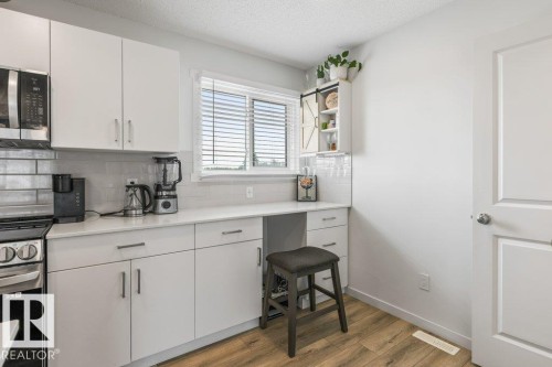 24 Jensen Gate, St. Albert, AB - Indoor Photo Showing Kitchen