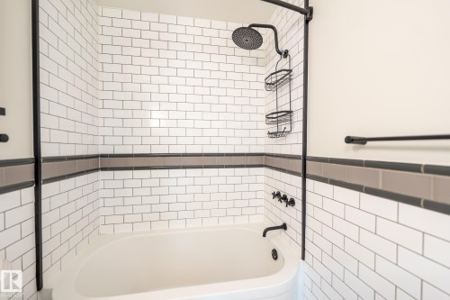 14 Amberly Court Nw, Edmonton, AB - Indoor Photo Showing Bathroom