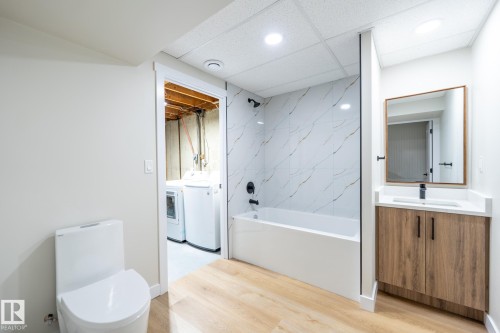 14 Amberly Court Nw, Edmonton, AB - Indoor Photo Showing Bathroom