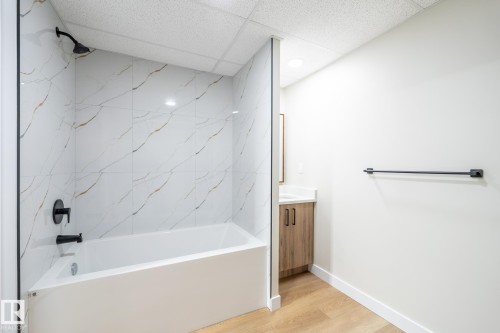 14 Amberly Court Nw, Edmonton, AB - Indoor Photo Showing Bathroom