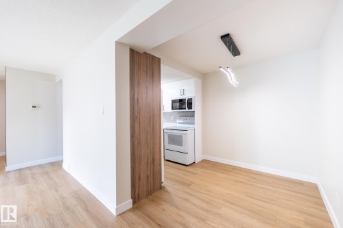 14 Amberly Court Nw, Edmonton, AB - Indoor Photo Showing Kitchen
