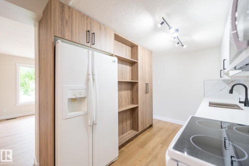 14 Amberly Court Nw, Edmonton, AB - Indoor Photo Showing Kitchen