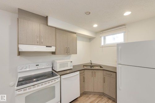 13112 90 Street Nw, Edmonton, AB - Indoor Photo Showing Kitchen