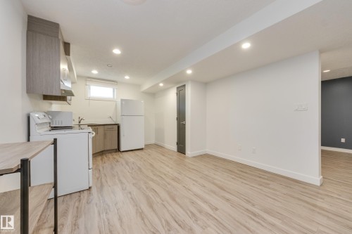 13112 90 Street Nw, Edmonton, AB - Indoor Photo Showing Kitchen