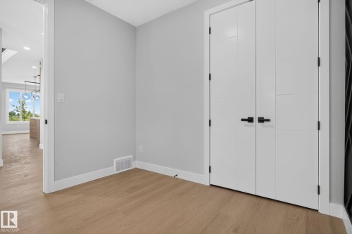 4272 Charles Close Sw, Edmonton, AB - Indoor Photo Showing Other Room