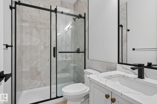 4272 Charles Close Sw, Edmonton, AB - Indoor Photo Showing Bathroom
