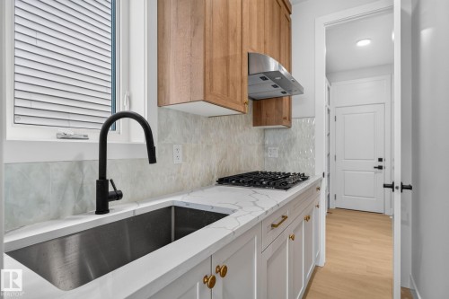 4272 Charles Close Sw, Edmonton, AB - Indoor Photo Showing Kitchen