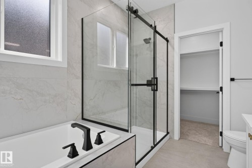 4272 Charles Close Sw, Edmonton, AB - Indoor Photo Showing Bathroom
