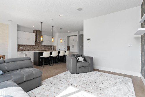5811 Mullen Place Nw, Edmonton, AB - Indoor Photo Showing Living Room
