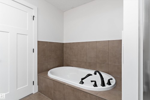 5811 Mullen Place Nw, Edmonton, AB - Indoor Photo Showing Bathroom