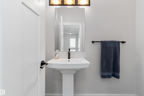 5811 Mullen Place Nw, Edmonton, AB - Indoor Photo Showing Bathroom