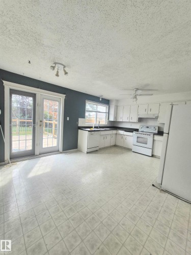 3801 33 Avenue, Leduc, AB - Indoor Photo Showing Kitchen
