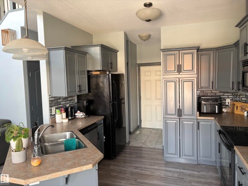#18 4900 62 St, Beaumont, AB - Indoor Photo Showing Kitchen With Double Sink With Upgraded Kitchen