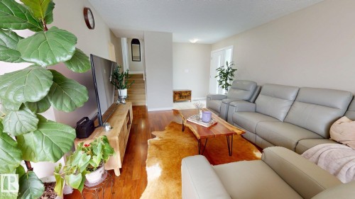 7935 22 Avenue Nw, Edmonton, AB - Indoor Photo Showing Living Room