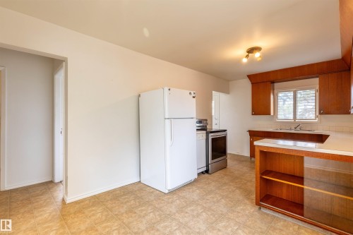 10013 98 Avenue, Morinville, AB - Indoor Photo Showing Kitchen