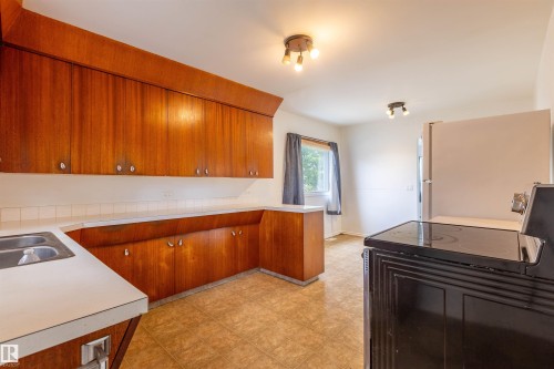 10013 98 Avenue, Morinville, AB - Indoor Photo Showing Kitchen With Double Sink