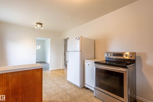 10013 98 Avenue, Morinville, AB - Indoor Photo Showing Kitchen