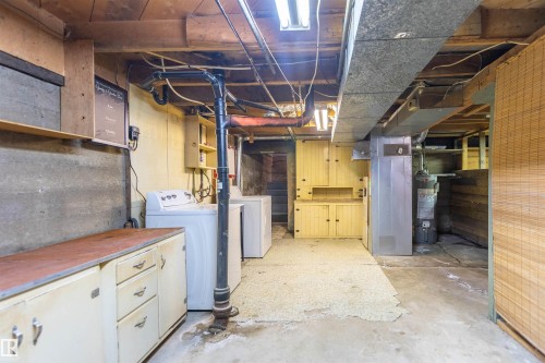 10013 98 Avenue, Morinville, AB - Indoor Photo Showing Laundry Room