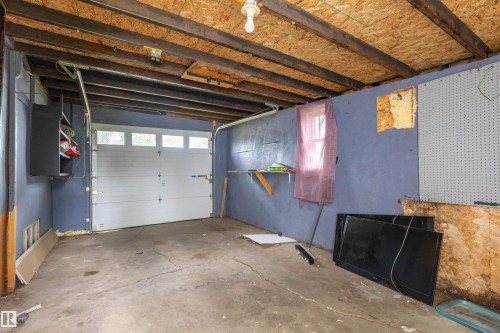 10013 98 Avenue, Morinville, AB - Indoor Photo Showing Garage