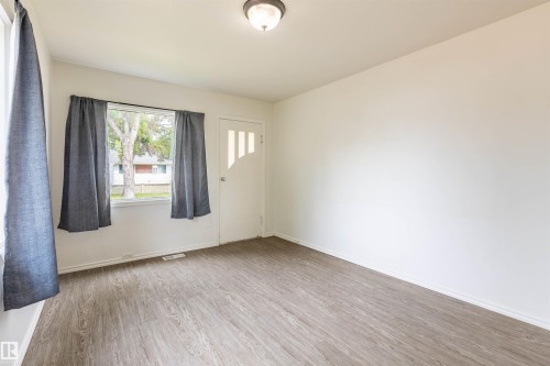 10013 98 Avenue, Morinville, AB - Indoor Photo Showing Other Room