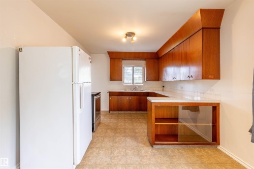 10013 98 Avenue, Morinville, AB - Indoor Photo Showing Kitchen
