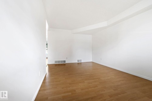 3122 142 Avenue Nw, Edmonton, AB - Indoor Photo Showing Other Room