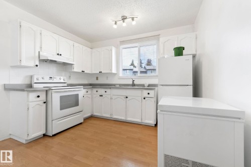 3122 142 Avenue Nw, Edmonton, AB - Indoor Photo Showing Kitchen