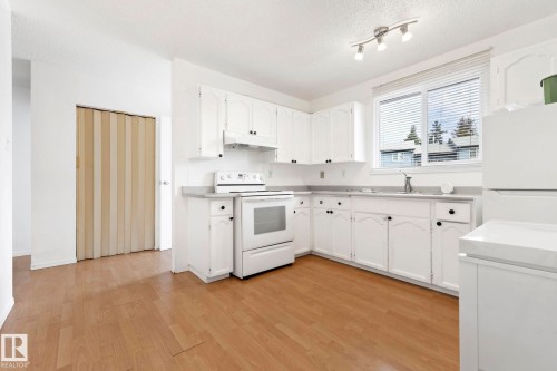 3122 142 Avenue Nw, Edmonton, AB - Indoor Photo Showing Kitchen