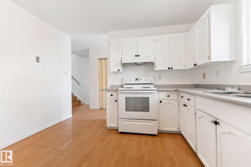 3122 142 Avenue Nw, Edmonton, AB - Indoor Photo Showing Kitchen