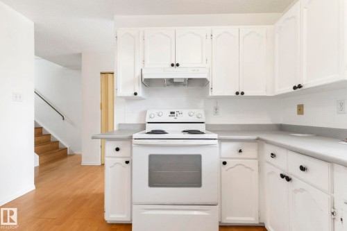 3122 142 Avenue Nw, Edmonton, AB - Indoor Photo Showing Kitchen