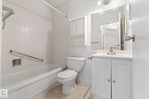 3122 142 Avenue Nw, Edmonton, AB - Indoor Photo Showing Bathroom
