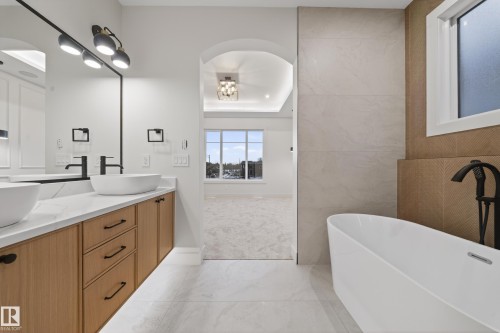 4276 Charles Close Sw, Edmonton, AB - Indoor Photo Showing Bathroom