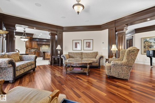 322 Caldwell Close Nw, Edmonton, AB - Indoor Photo Showing Living Room