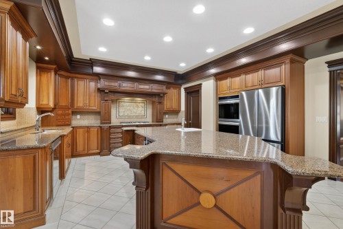 322 Caldwell Close Nw, Edmonton, AB - Indoor Photo Showing Kitchen With Double Sink With Upgraded Kitchen
