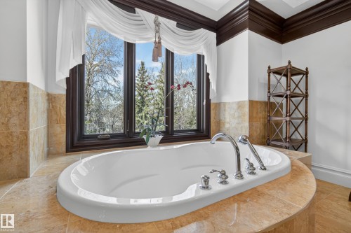 322 Caldwell Close Nw, Edmonton, AB - Indoor Photo Showing Bathroom