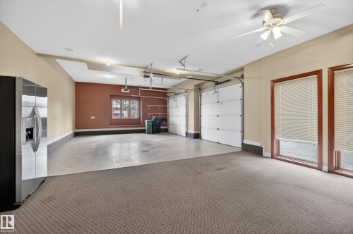 322 Caldwell Close Nw, Edmonton, AB - Indoor Photo Showing Garage