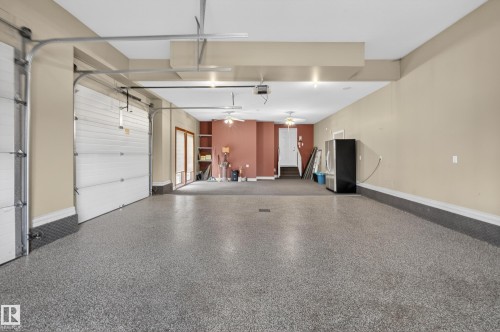 322 Caldwell Close Nw, Edmonton, AB - Indoor Photo Showing Garage