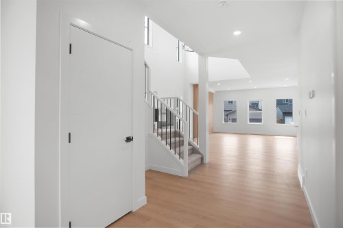 17040 47 Street Nw, Edmonton, AB - Indoor Photo Showing Other Room