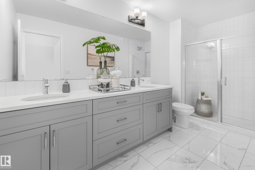 1424 Cristall Place Sw, Edmonton, AB - Indoor Photo Showing Bathroom