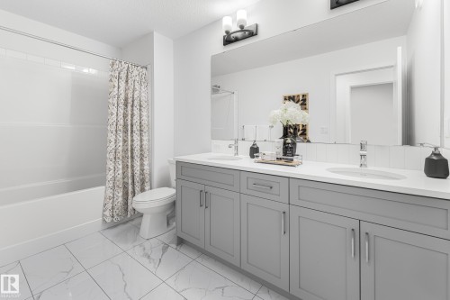 1424 Cristall Place Sw, Edmonton, AB - Indoor Photo Showing Bathroom