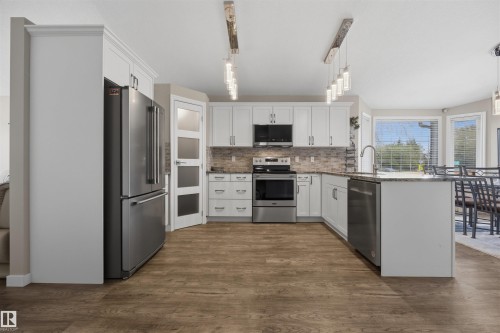 28 Norfolk Close, St. Albert, AB - Indoor Photo Showing Kitchen With Upgraded Kitchen