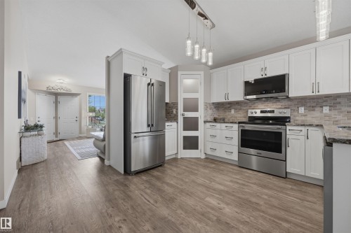 28 Norfolk Close, St. Albert, AB - Indoor Photo Showing Kitchen With Upgraded Kitchen