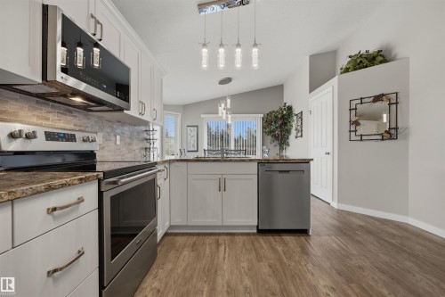 28 Norfolk Close, St. Albert, AB - Indoor Photo Showing Kitchen With Upgraded Kitchen