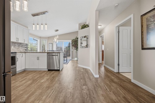 28 Norfolk Close, St. Albert, AB - Indoor Photo Showing Kitchen With Upgraded Kitchen