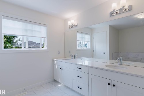 1504 Ainslie Place Sw, Edmonton, AB - Indoor Photo Showing Bathroom